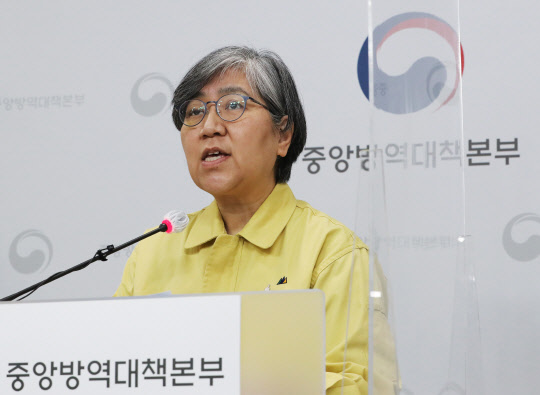 정은경 중앙방역대책본부장(질병관리청장)이 31일 오후 충북 청주시 질병관리본부에서 모더나와 코로나19 백신 계약과 관련해 브리핑하고 있다.   연합뉴스
